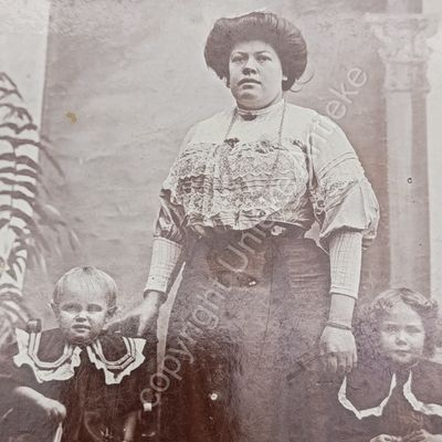 Antique photo of Cara Bettie Marais (Elizabeth Catherine) nee Fouche and her sister's daughters Ousus Martie Clater Maritz and Ina (later de Goede) +- 1913