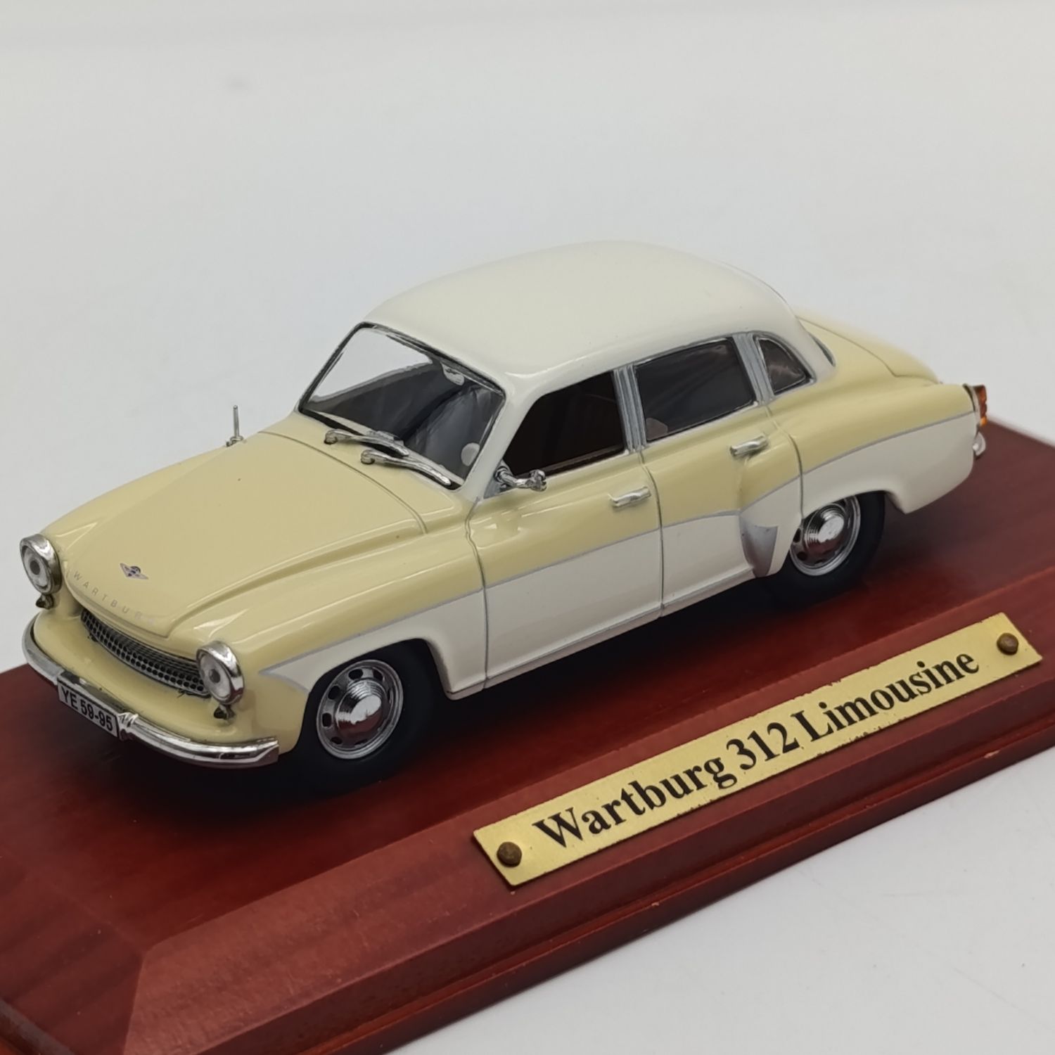 DDR Auto Wartburg 312 Limousine die-cast model car in box - scale 1/43