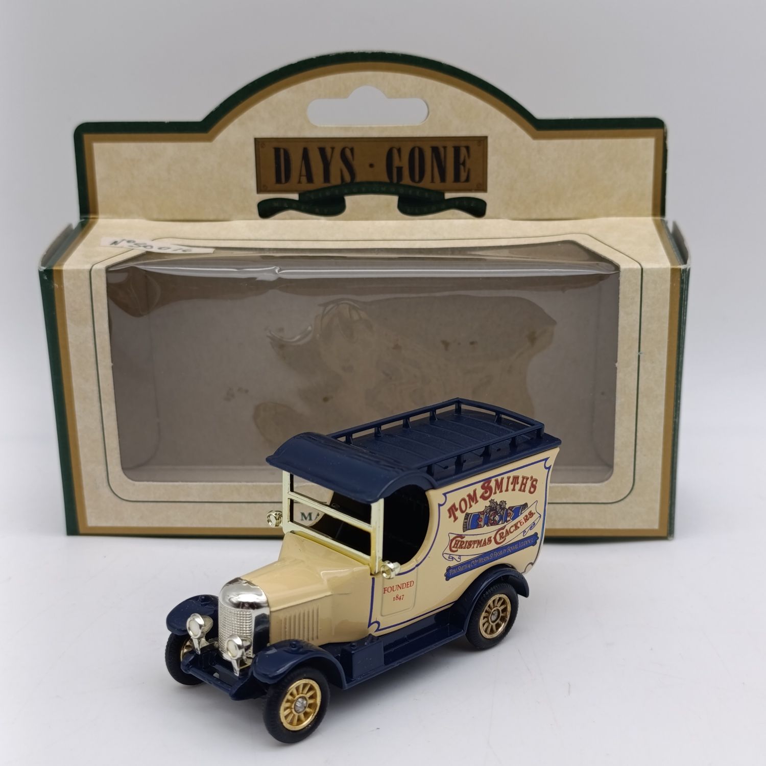 Lledo 1926 Morris Bull Nose Tom Smith's Crackers delivery van model car in box
