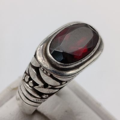 Beautiful sterling silver ring with red stone - weight 8.7g