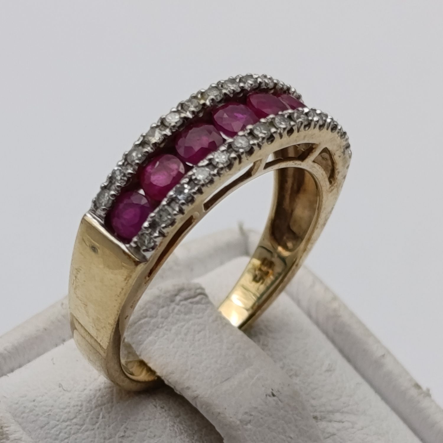 9kt Yellow gold Tanzanian Ruby and diamond ring - 7 Tanzanian rubies 0.98