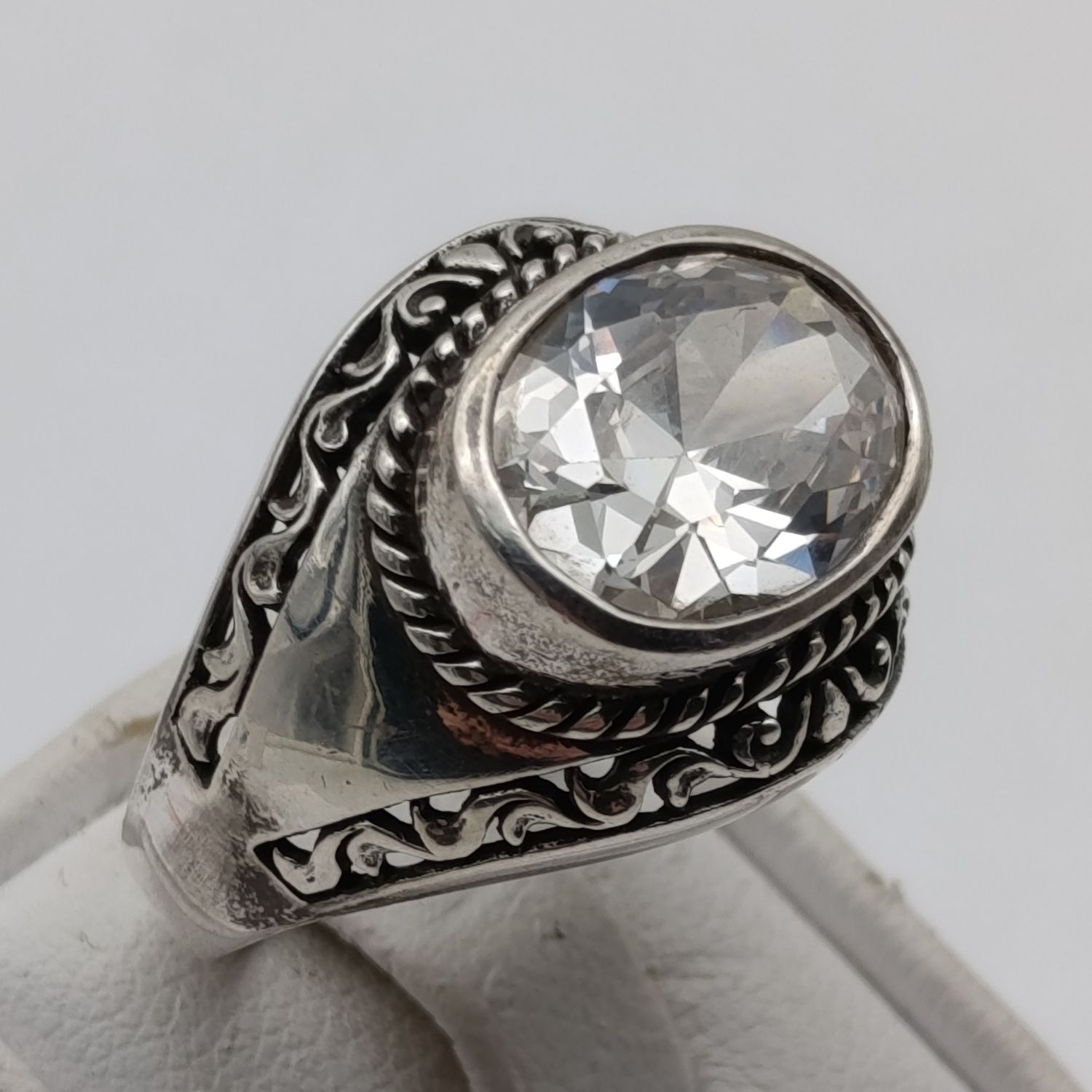 Sterling silver ring with Zirconia - weight 8.5g