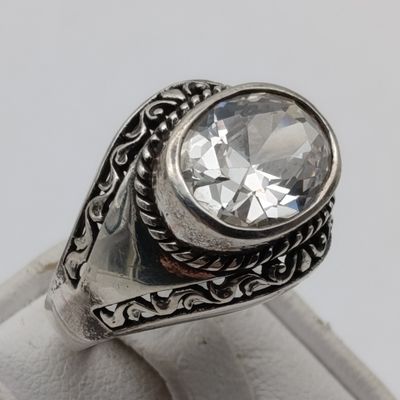 Sterling silver ring with Zirconia - weight 8.5g