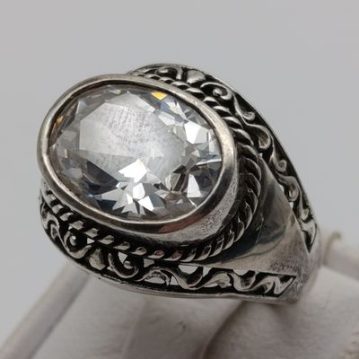 Sterling silver ring with Zirconia - weight 8.5g