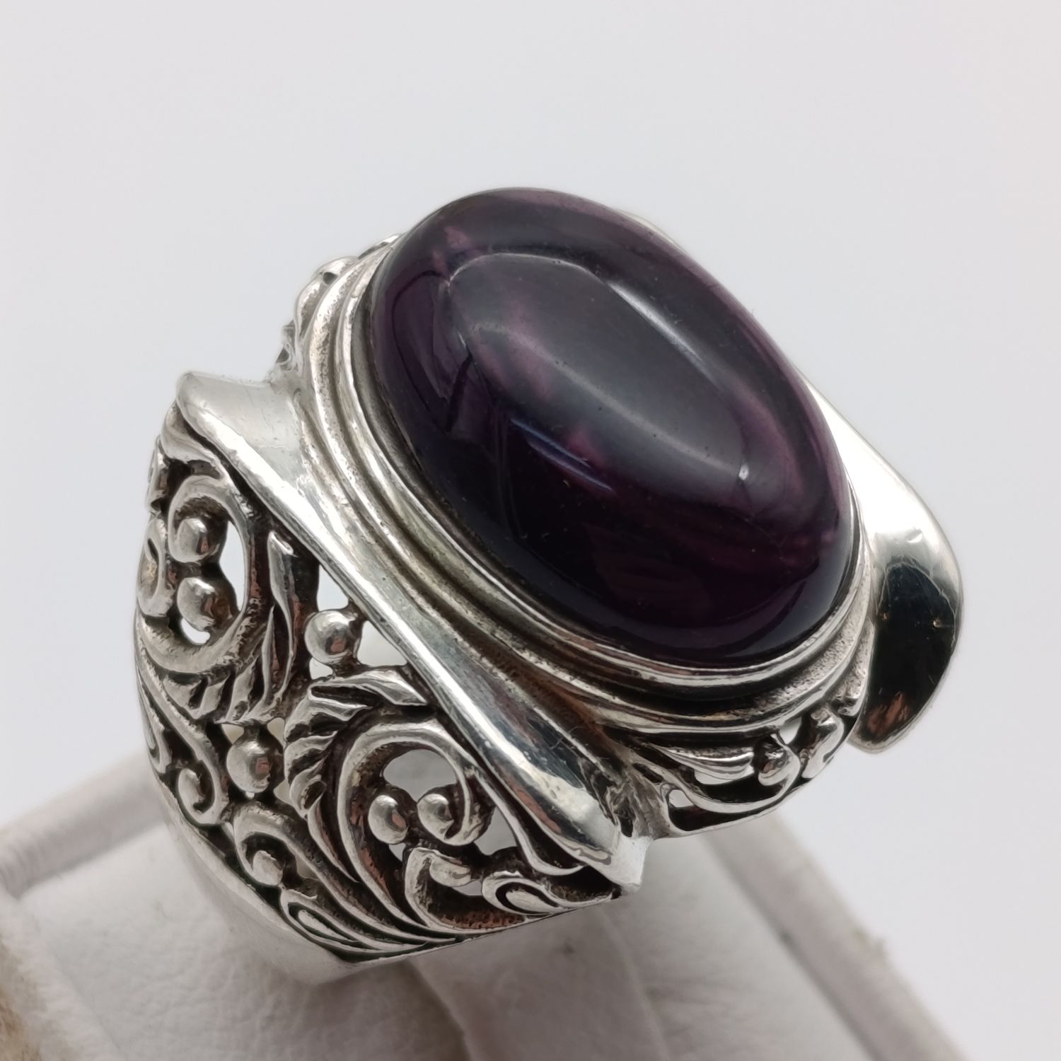 Sterling silver ring with Cabochon amethyst weight 10.3g