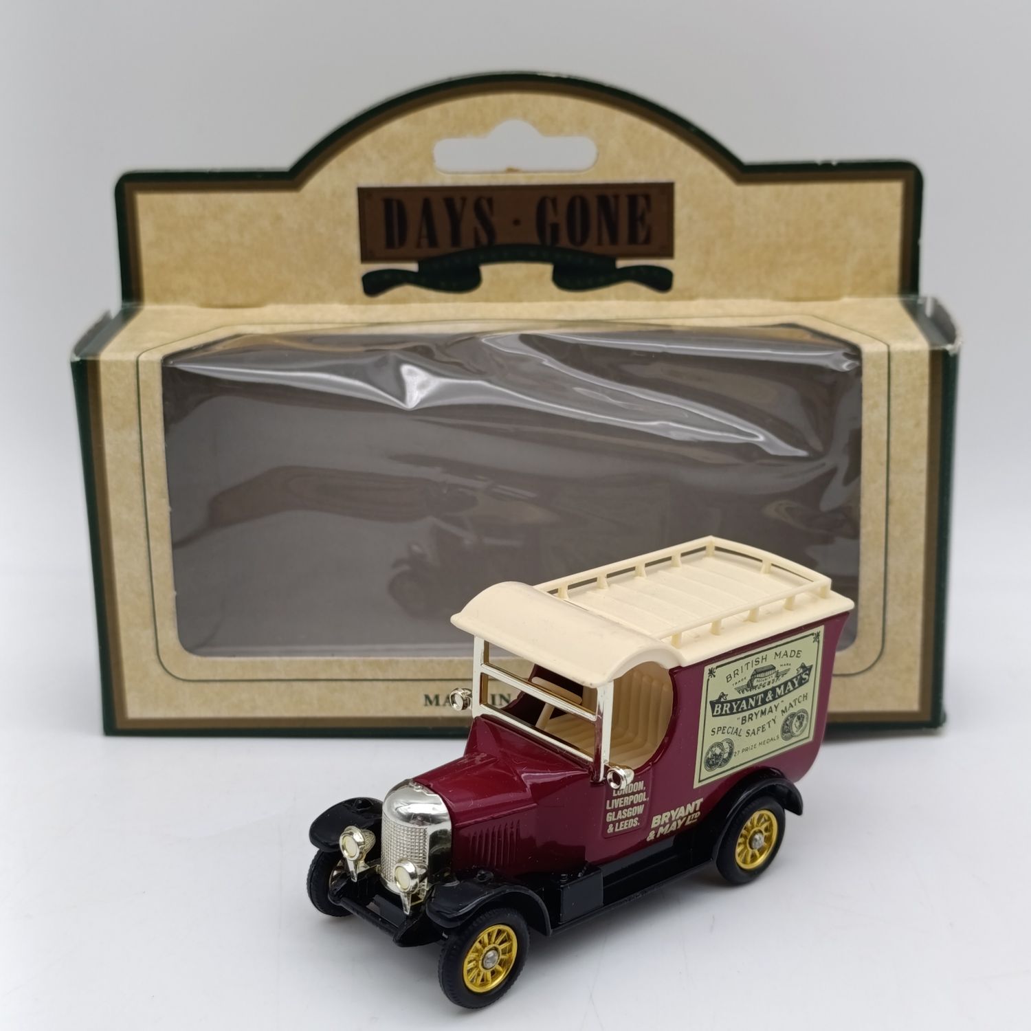 Lledo 1926 Morris Bull nose Bryant and May's Matches die-cast delivery model in box