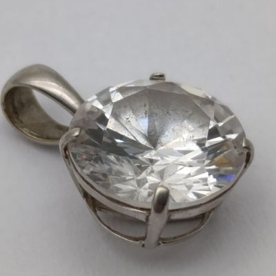 9kt White gold pendant with large cubic Zirconia - weighs 1.3g