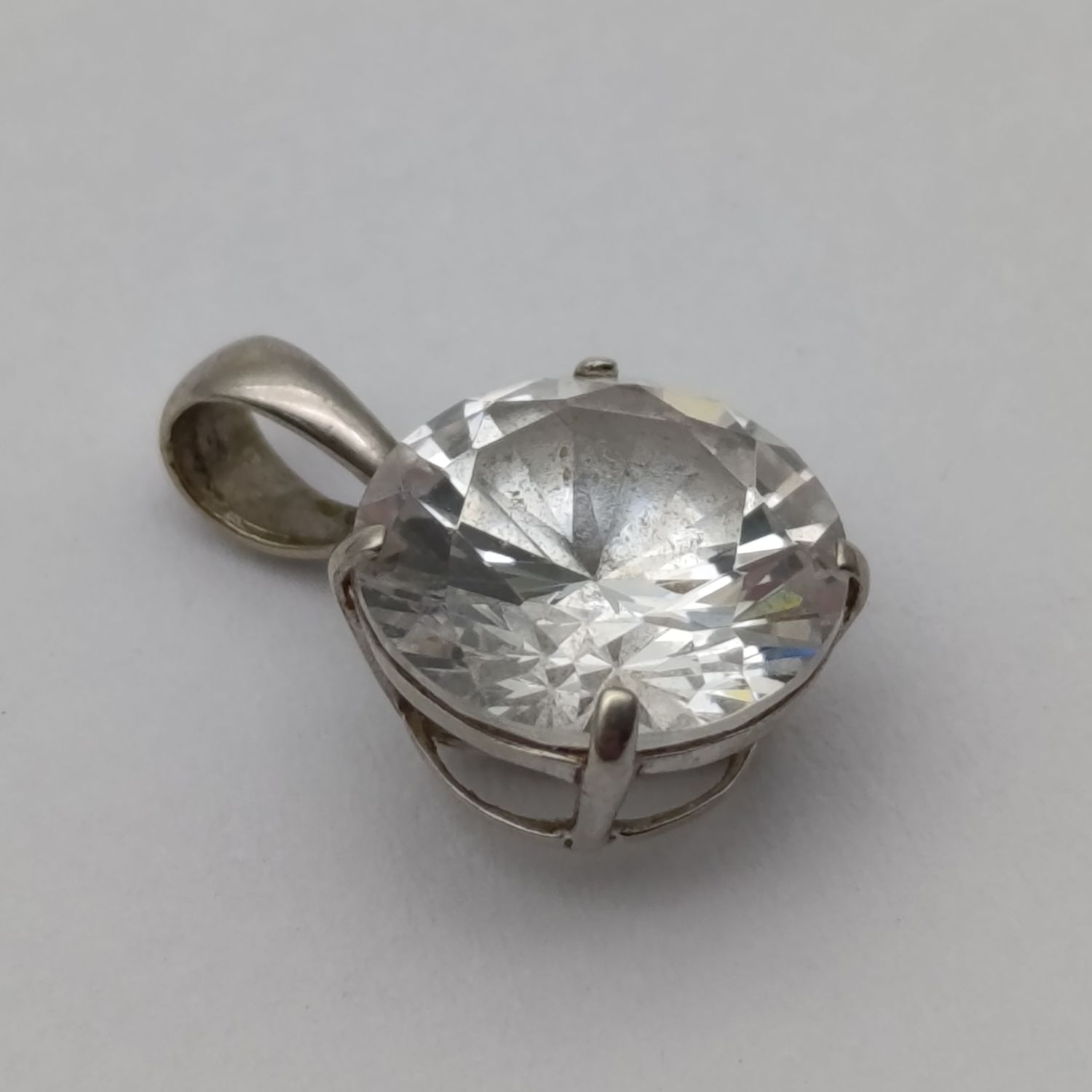 9kt White gold pendant with large cubic Zirconia - weighs 1.3g