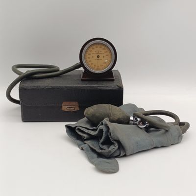 Vintage Sphygmomanometer blood pressure testing medical device - working