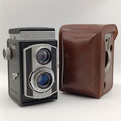 Vintage Weltaflex twin lens camera in pouch
