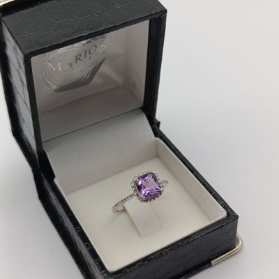 9kt White Gold ring with amethyst and 34 diamonds - weighs 3.1g - size N