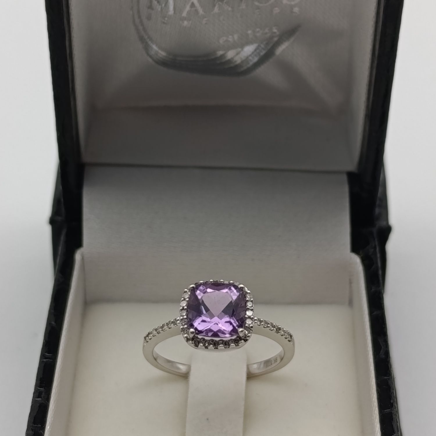 9kt White Gold ring with amethyst and 34 diamonds - weighs 3.1g - size N