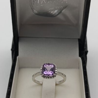 9kt White Gold ring with amethyst and 34 diamonds - weighs 3.1g - size N