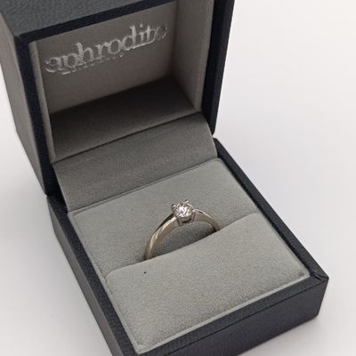 18kt White gold diamond ring with 0.25ct round brilliant diamond - weighs 3.0g - size L 1/2