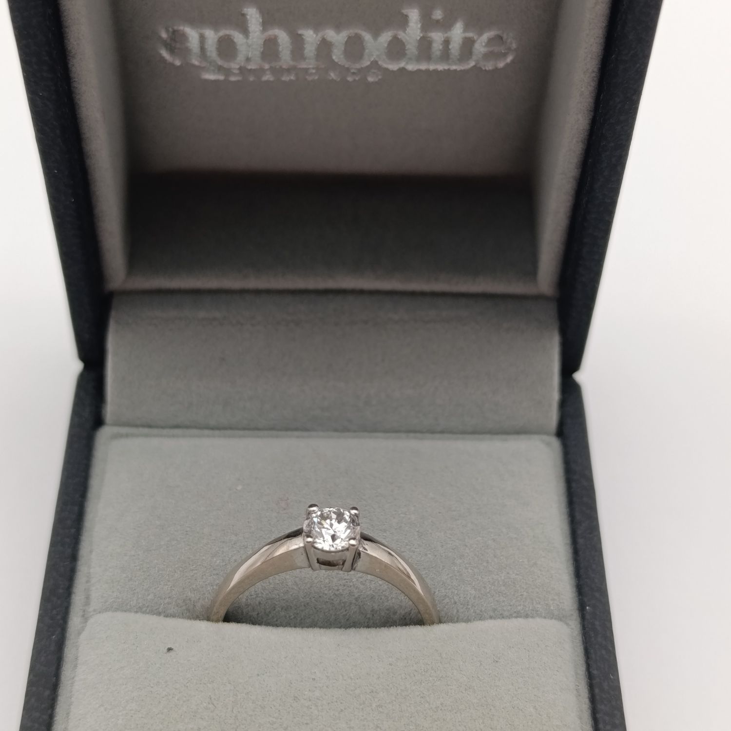 18kt White gold diamond ring with 0.25ct round brilliant diamond - weighs 3.0g - size L 1/2