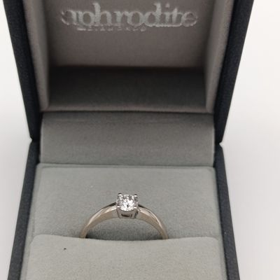 18kt White gold diamond ring with 0.25ct round brilliant diamond - weighs 3.0g - size L 1/2