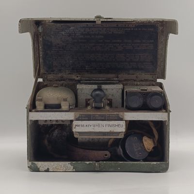WW2 British Mk.V field telephone set - handheld phone missing