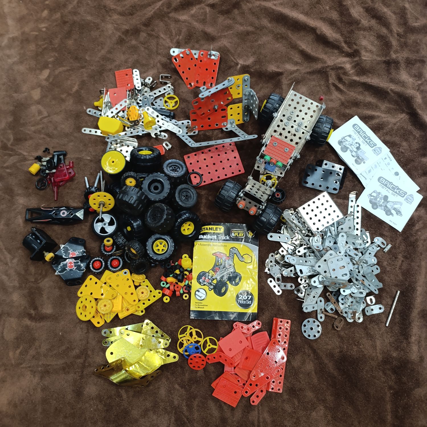 Large lot of Meccano type toy parts - hundreds of pieces