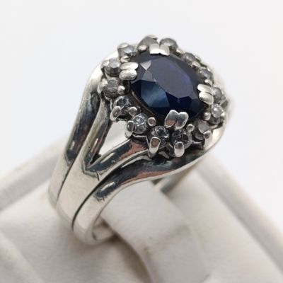 Sterling silver ring with blue colour stone - weighs 6.1g - size 6.1g - size Q