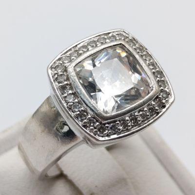 Sterling silver ring with cushion cut clear stone - weighs 7.7g