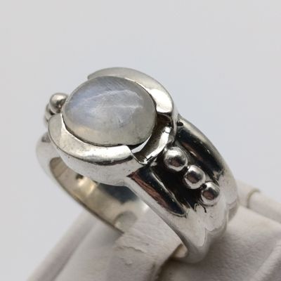 Beautiful Sterling silver ring with moonstone - weighs 12.6g - size P 1/2
