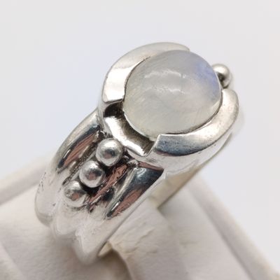 Beautiful Sterling silver with moonstone - weighs 12.6g - size P 1/2