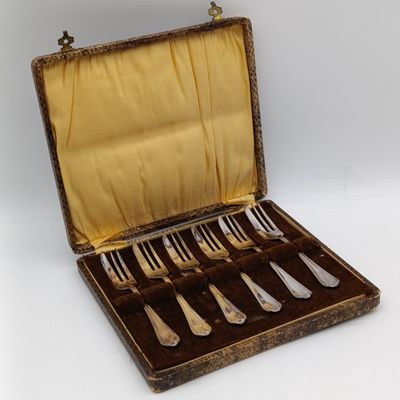 Set of 6 vintage EPNS cake forks