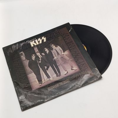 Record  Kiss - Dressed To Kill  Label : Casablanca  Released 1975 South African Pressing  Media - Very Good Plus (VG+) Sleeve - Good (VG)