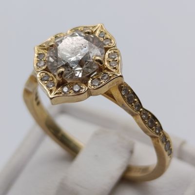 18kt Yellow gold diamond ring with 1.375ct graded diamond surrounded by 34 small diamonds - colour N, clarity SI3 - weighs 4.6g - size Q 1/2