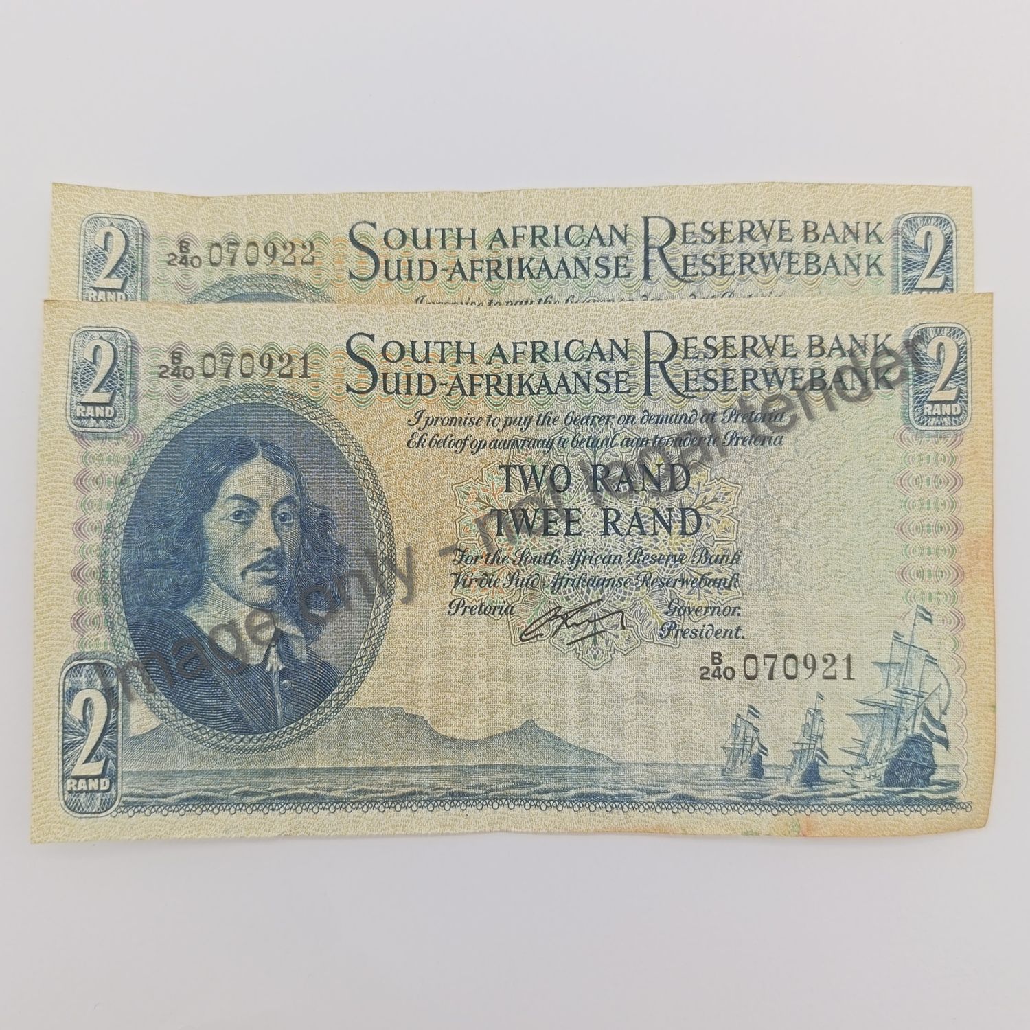 Pair of South African R2 rissik banknotes with consecutive numbers
