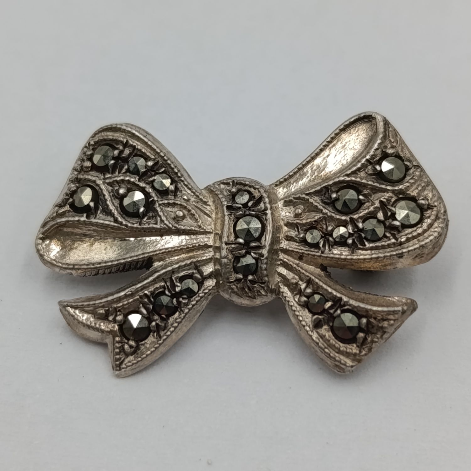 Vintage silver marcasite ribbon brooch - weighs 2.7g