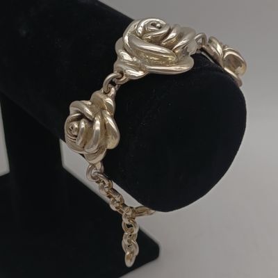 Beautiful sterling silver flower bracelet - weighs 17.9g