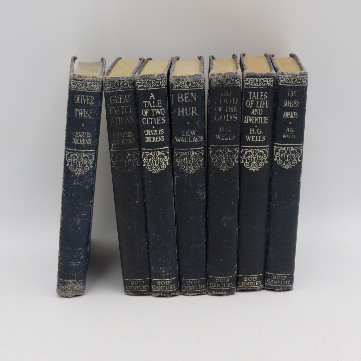 Set of 7 World Popular Classics reading books - Charles Dickens , HG Wells and Lew Wallace