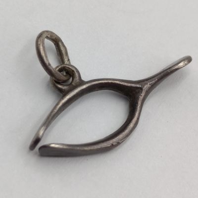 Vintage sterling silver wishbone charm pendant - weighs 1,5g