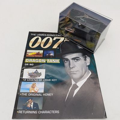 James Bond 007 Dragon Tank model car with booklet - Dr No - case cracked