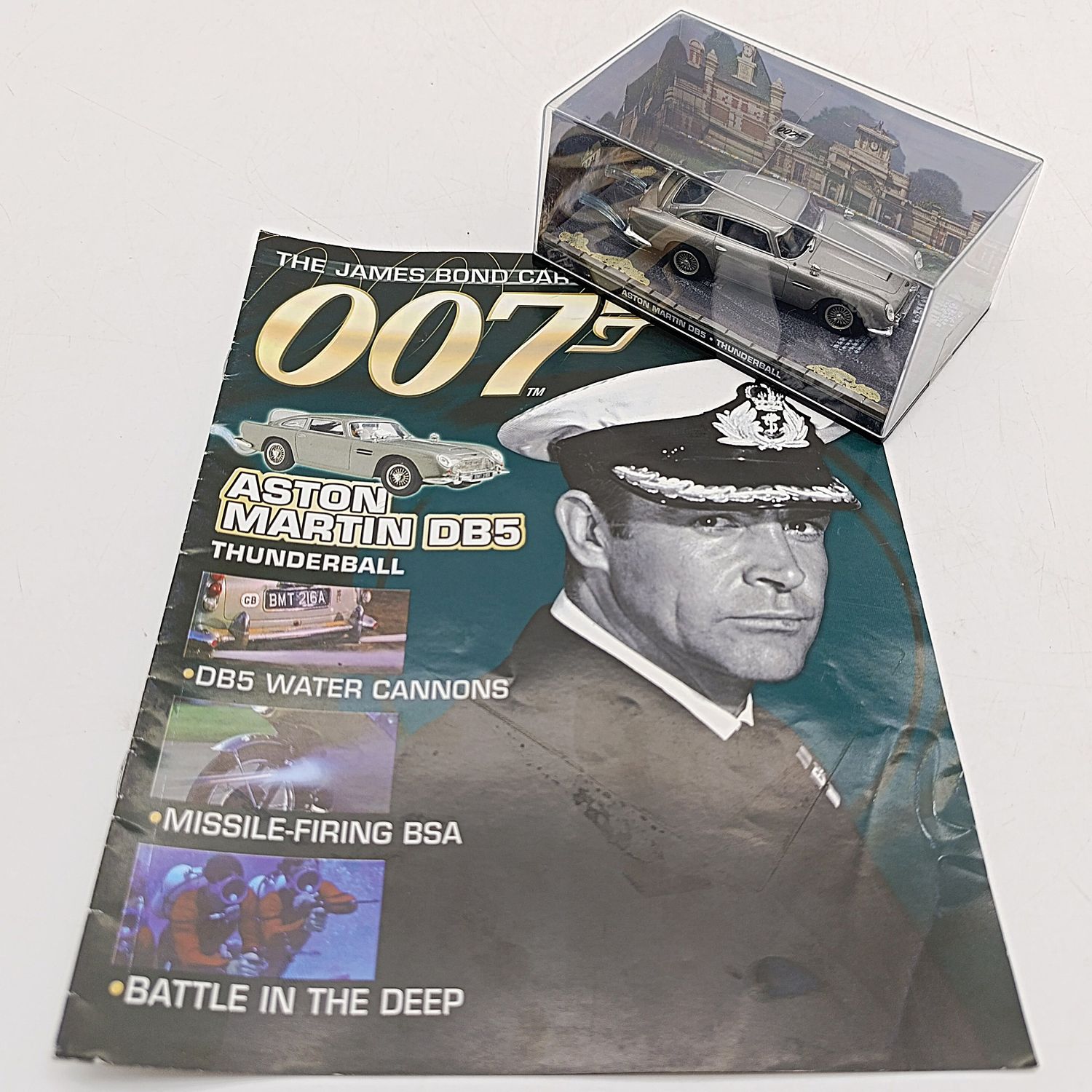 James Bond 007 Aston Martin DB5 model car - Thunderball - case cracked