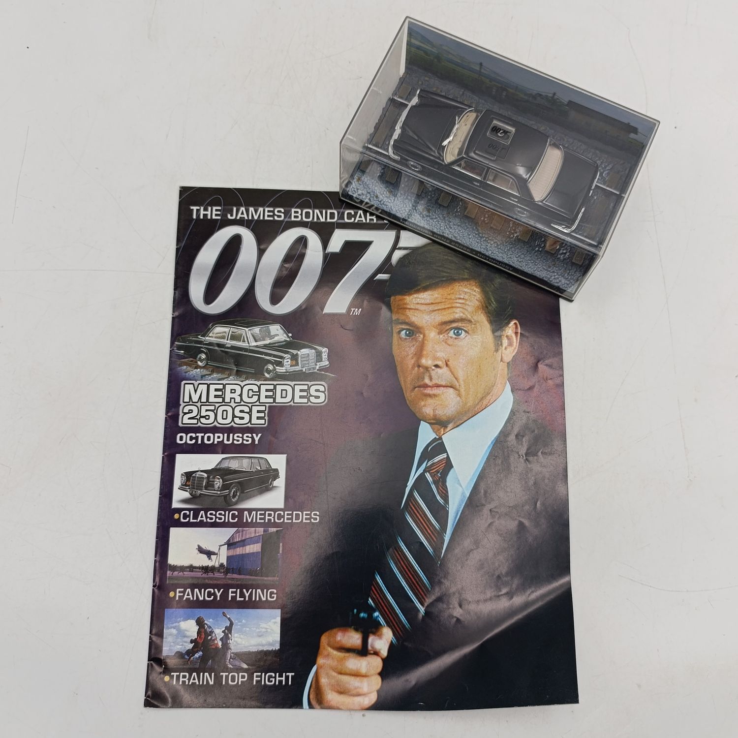 James Bond 007 Mercedes-Benz 250 SE model car with booklet - Octopussy