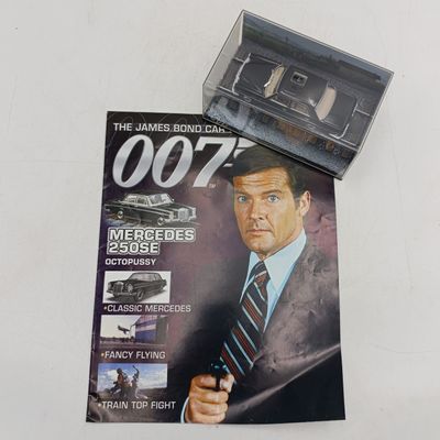 James Bond 007 Mercedes-Benz 250 SE model car with booklet - Octopussy