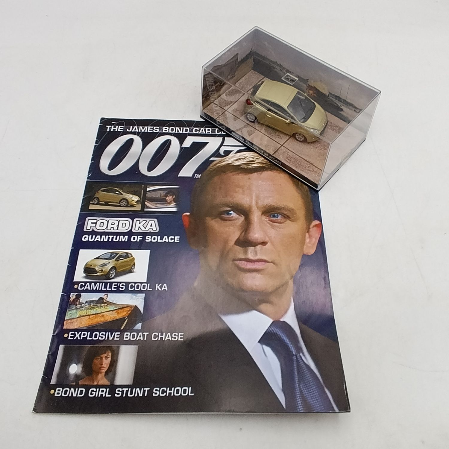 James Bond 007 Ford KA model car with booklet - Quantum of Solace