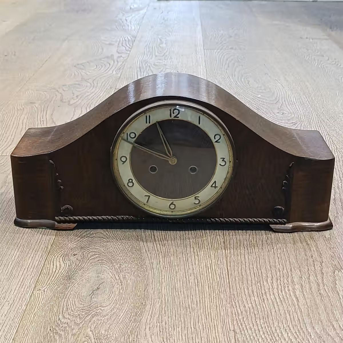 Beautiful vintage mantel clock with chimes - working