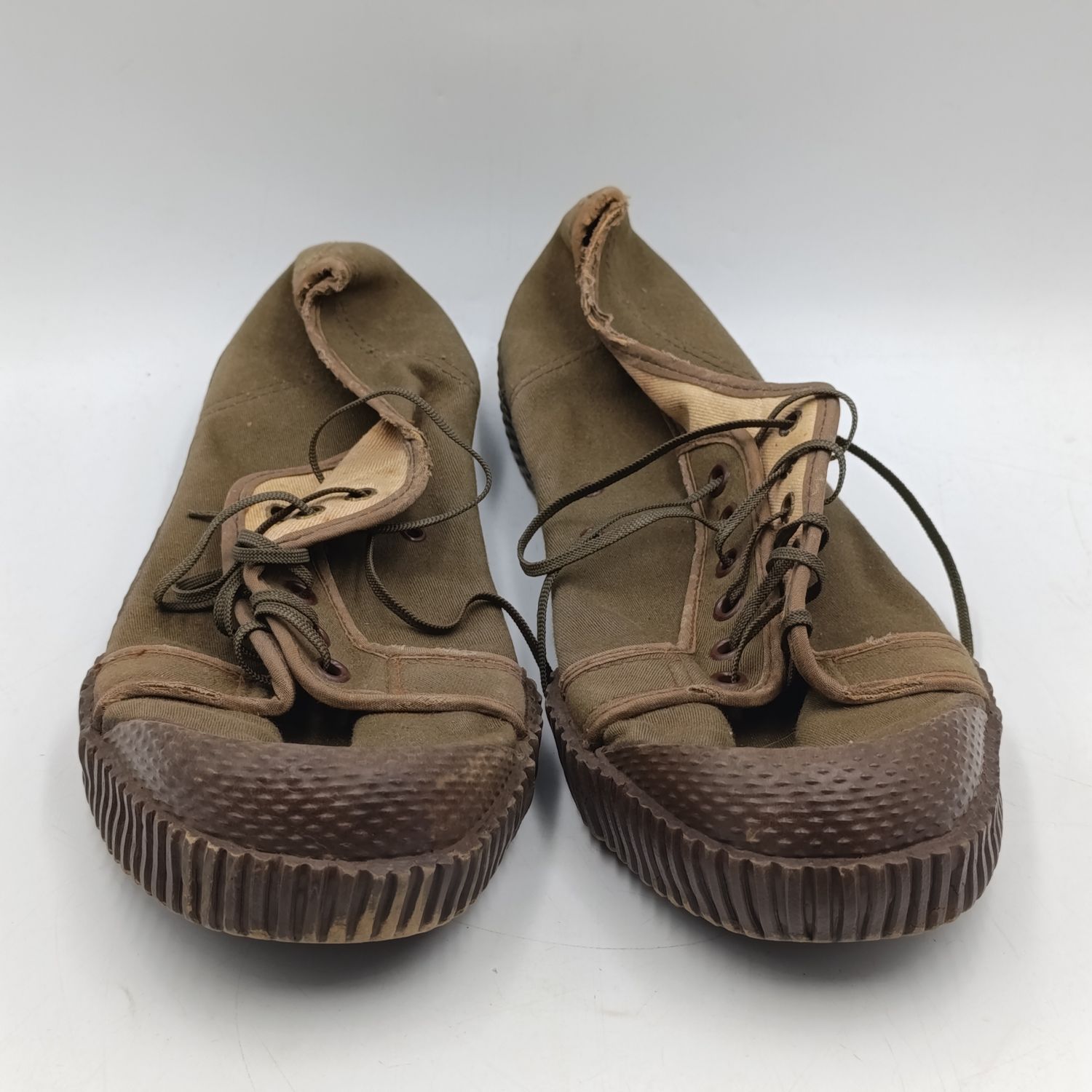 Pair of SADF nutria PT tekkies - size 9