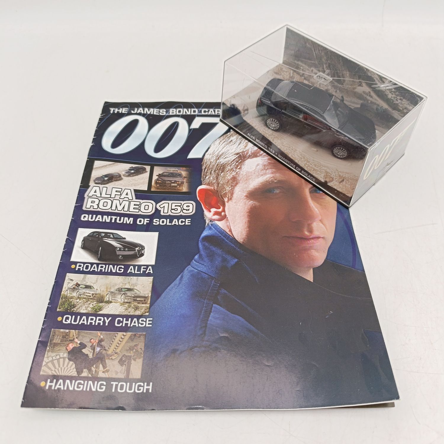 James 007  Alfa Romeo 159 model car with bookle - Quantum Solace - case cracked