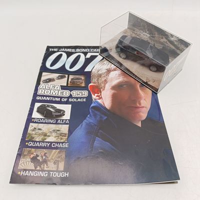 James 007  Alfa Romeo 159 model car with bookle - Quantum Solace - case cracked