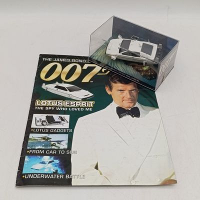 James Bond 007 Lotus Esprit model car - The Spy who loved me - with booklet - case cracked