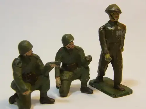 Lot of 3 vintage lead soldiers