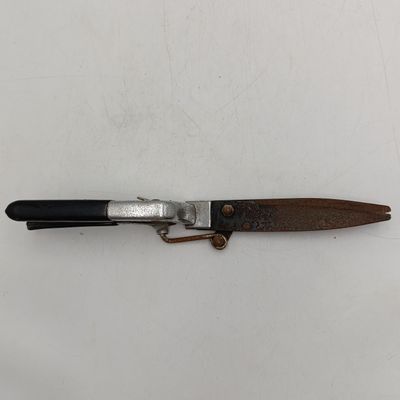 Vintage handheld grass clipping shears