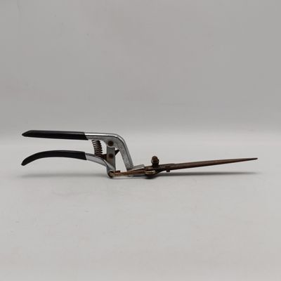 Vintage handheld grass clipping shears