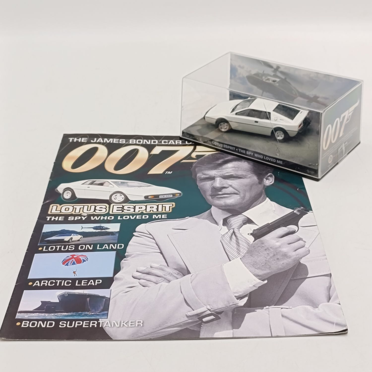 James Bond 007 Lotus Esprit model car with booklet - The spy who loved me - case cracked