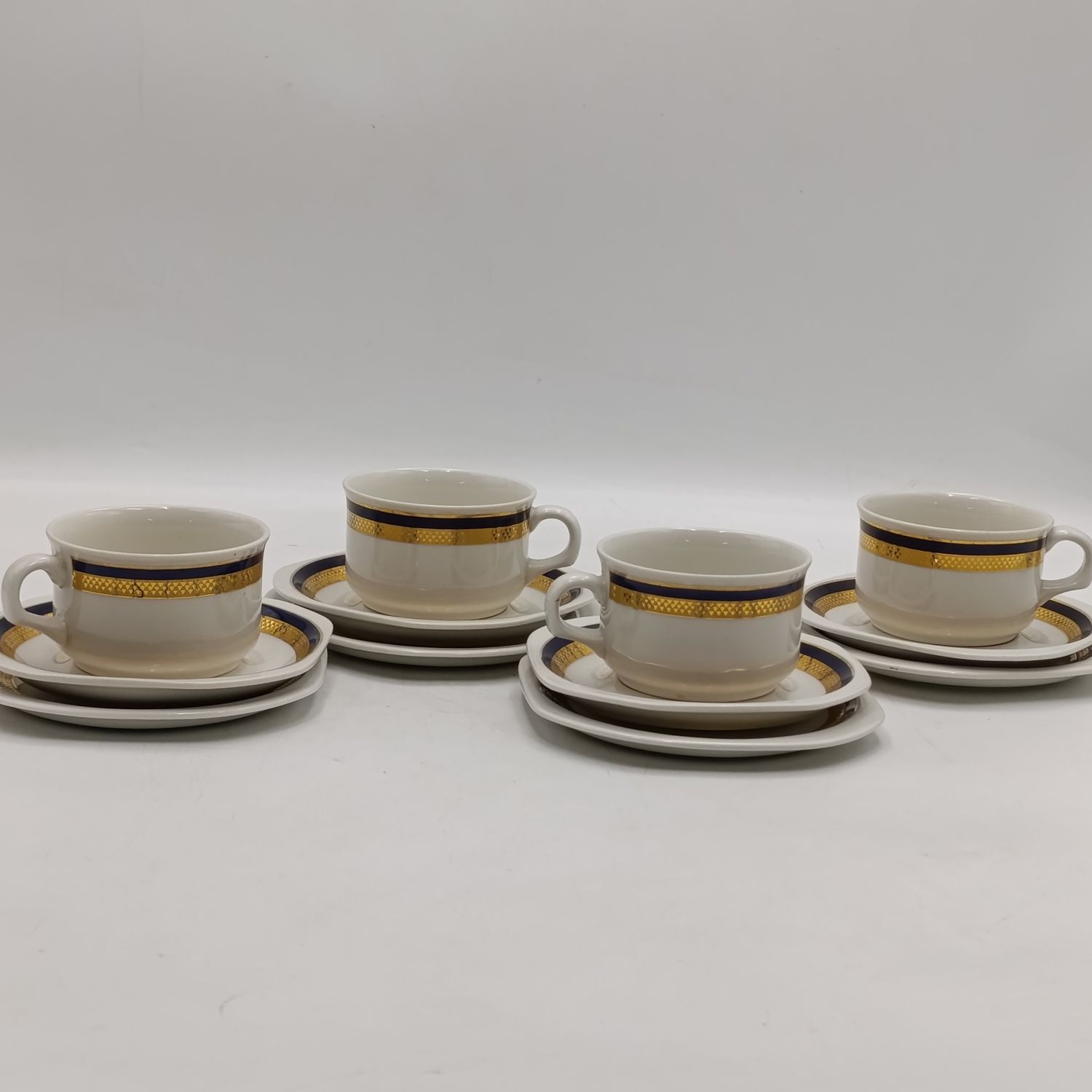 Set of 4 SA Airways porcelain cups and saucers - one cup cracked