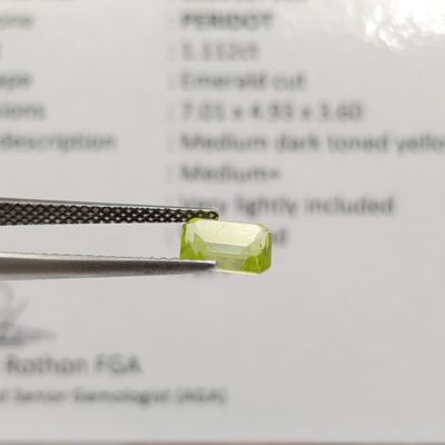 Emerald cut Peridot of 1.112ct with GEMLAB certificate